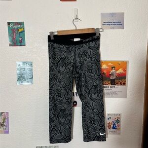 Nike Snake Pattern Capri Leggings - Gray